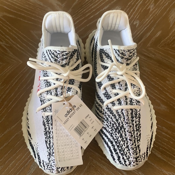 BRAND NEW Yeezy Boost 350 V2 - Picture 2 of 10